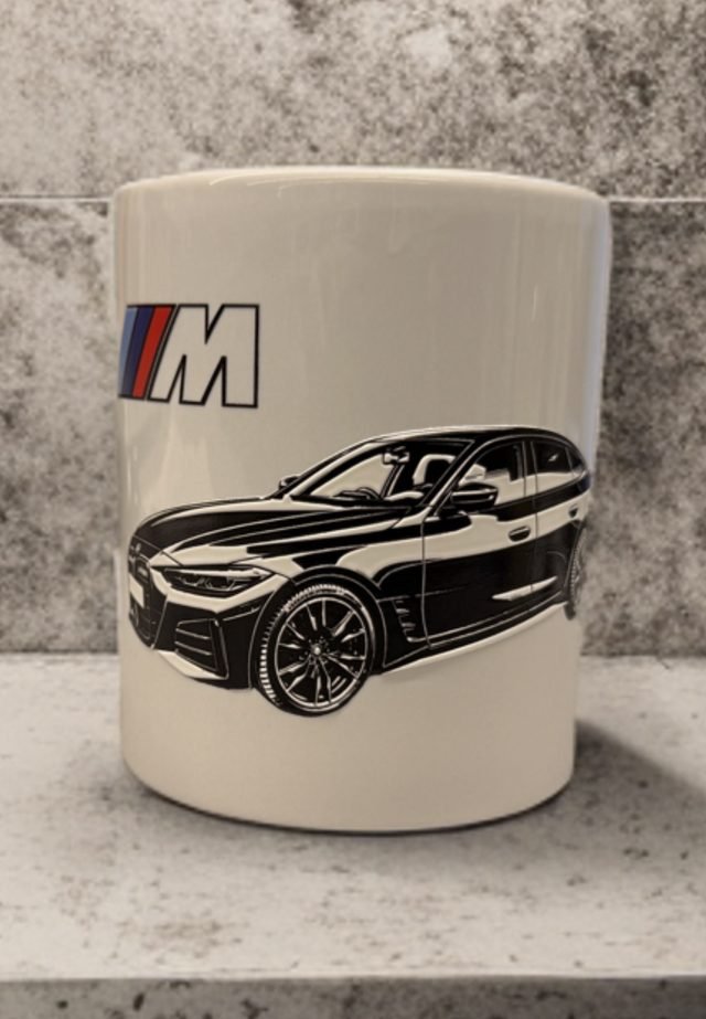 Bedruckte weiße Tasse mit BMW M-Logo und Fahrzeugmotiv