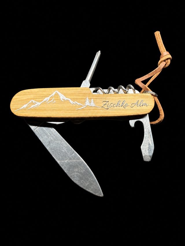 Lasergraviertes Taschenmesser mit Holzgriff, Bergmotiv und Schriftzug „Zischke Alm“