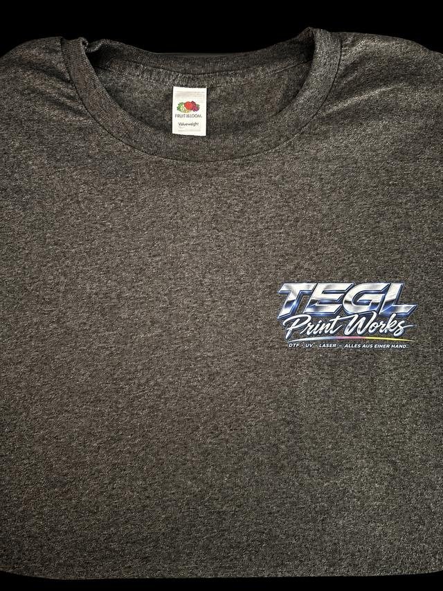 DTF-bedrucktes graues T-Shirt mit Tegl Print Works Logo als Brustdruck